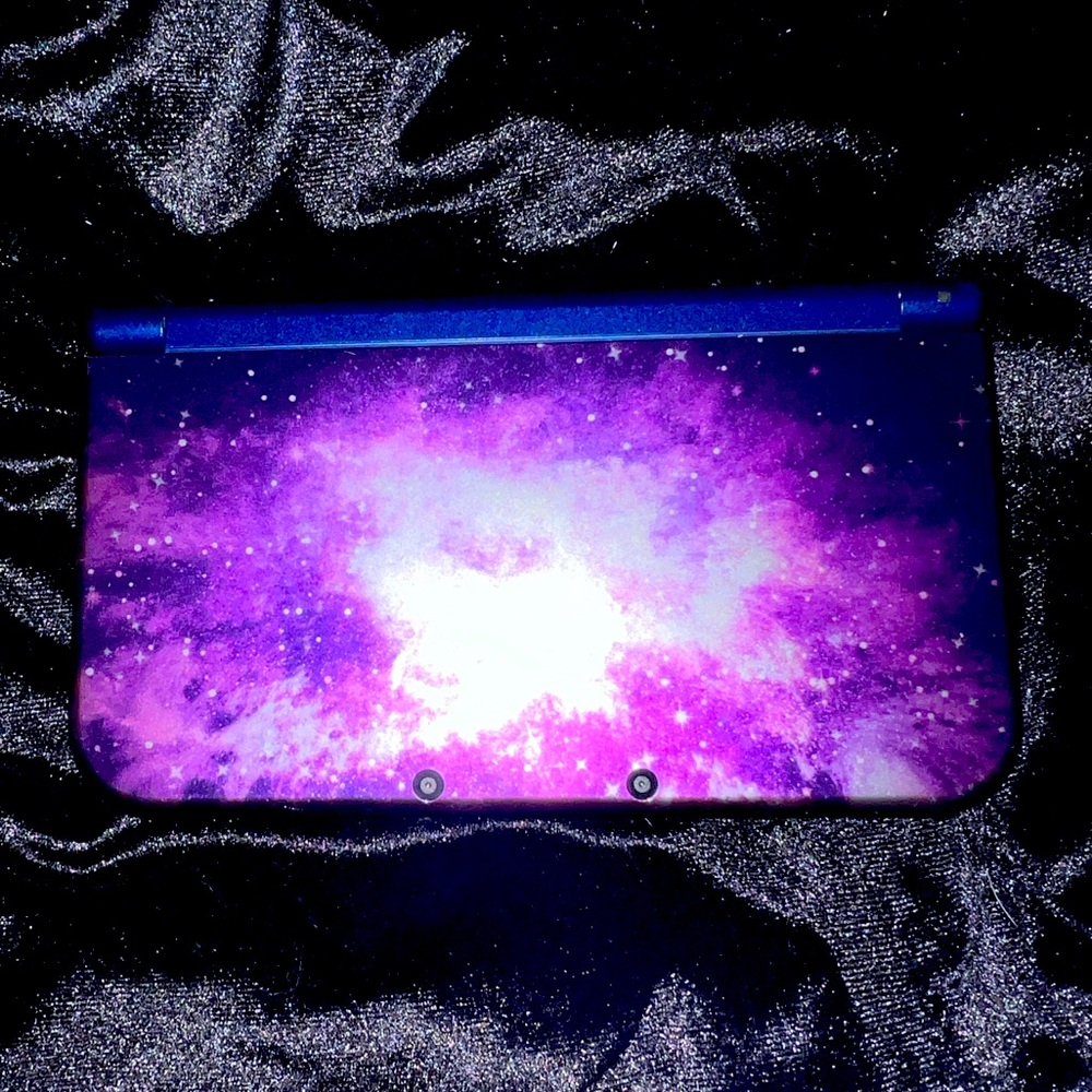 Galaxy 3ds Xl with original stylus and charger, comes with mario kart 7